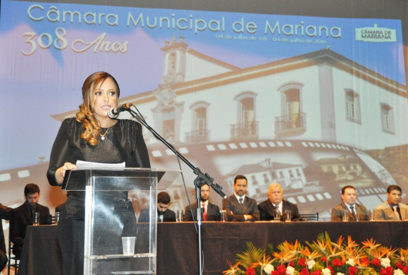 A vereadora Daniely Alves (PR) discursa em nome do legislativo.